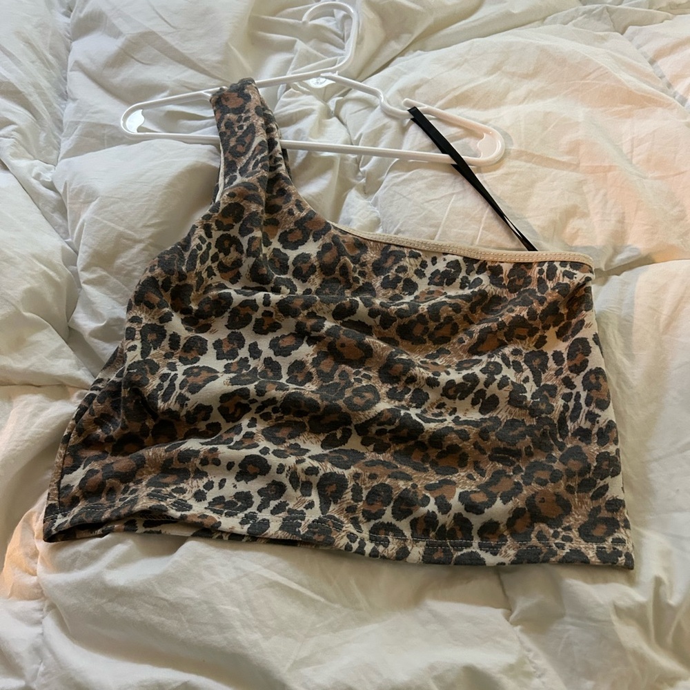 Stylish Leopard Print One-Shoulder Crop Top